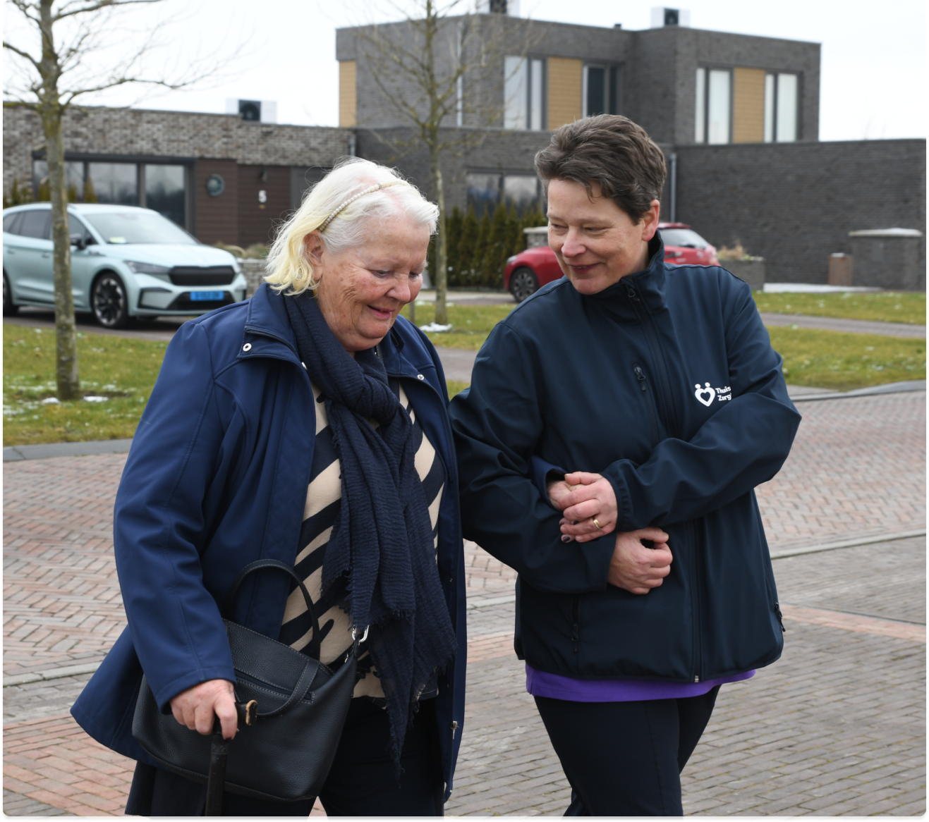 Ondersteuning oudere dame tijdens wandeling