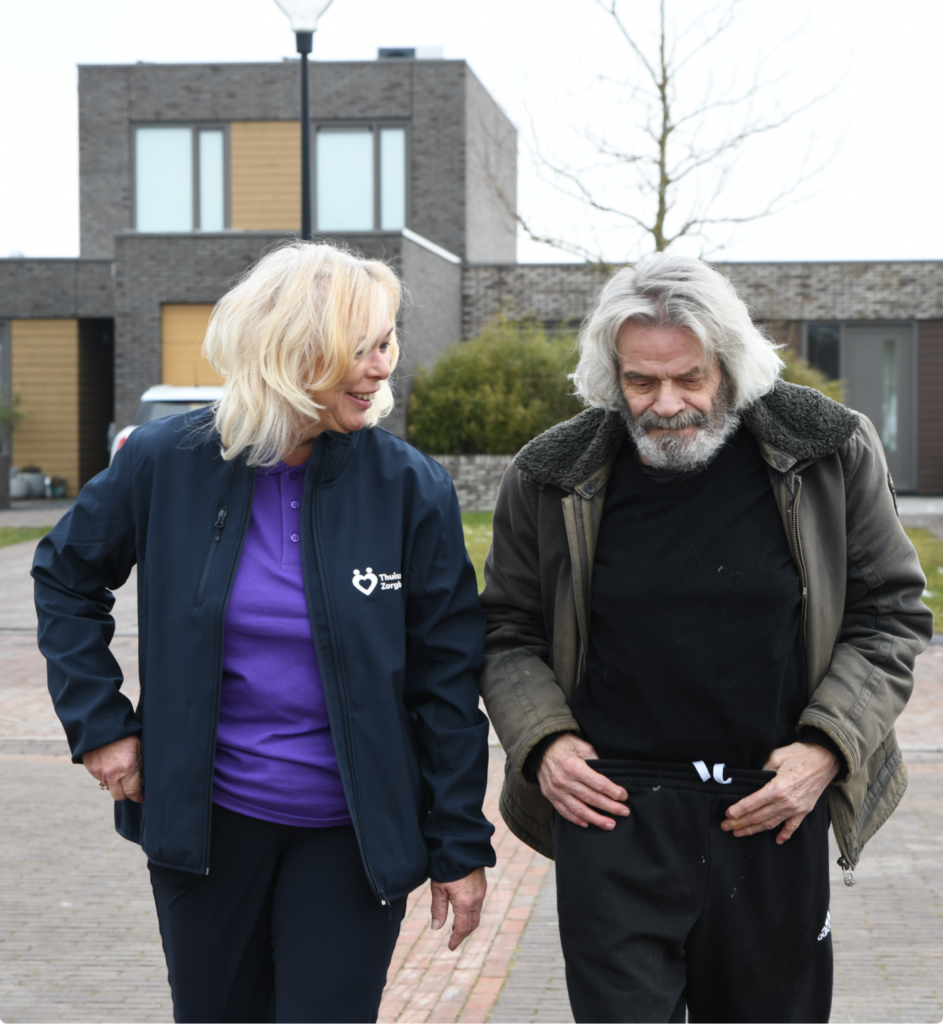 Wandeling met thuiszorg medewerker en oudere man